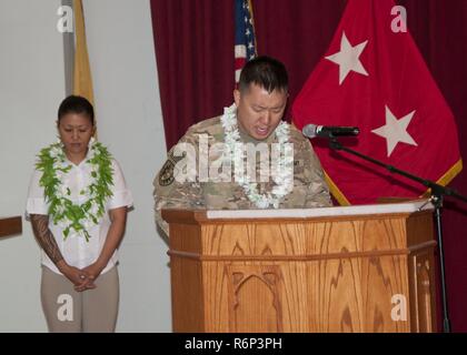 Cappellano (magg.) James Kim, 369 Supporto brigata, offre l invocazione durante un americano asiatico e del Pacifico Islander Heritage mese evento presso il Camp Arifjan, Kuwait, 31 maggio 2017. La manifestazione ha evidenziato gli importanti contributi che americano asiatico e del Pacifico gli isolani hanno fatto il militare degli Stati Uniti. Foto Stock