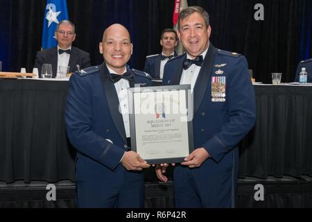 Civil Air Patrol grandi Keith Barry, a destra il comandante dello squadrone con la Civil Air Patrol generale Chuck Yeager Cadet Squadron, riceve il cappuccio della Florida ala 2017 squadrone di Merit Award durante l'ala della Florida Conference di Orlando, Florida, 29 aprile 2017. La loro squadra è stato invece scelto di quasi 80 squadrons. Foto Stock