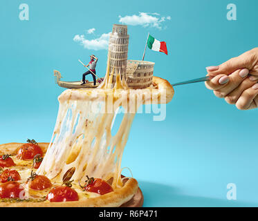 Il collage su Italia con mano femminile, gondoliere, pizza e e le principali mete turistiche Foto Stock