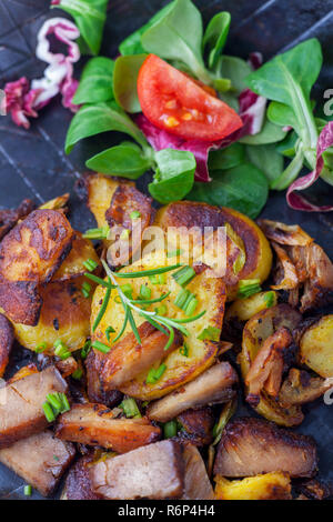 Tirolese insalata di patate in padella Foto Stock