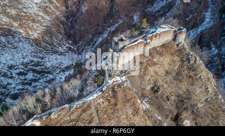 Rovinato fortezza Poenari in inverno, Romania Foto Stock