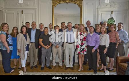 Stati Uniti Marine Corps gen. Glenn M. Walters, 34th assistant comandante del Marine Corps, visite Marines che serve come un mare di guardia di sicurezza, Parigi, Francia, 25 maggio 2017. Walters ha parlato ai marines sulle attuali e future manifestazioni nel corpo. Foto Stock