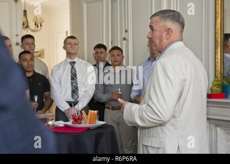 Stati Uniti Marine Corps gen. Glenn M. Walters, 34th assistant comandante del Marine Corps, visite Marines che serve come un mare di guardia di sicurezza, Parigi, Francia, 25 maggio 2017. Walters ha parlato ai marines sulle attuali e future manifestazioni nel corpo. Foto Stock