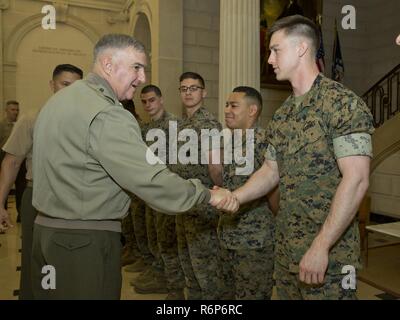 Stati Uniti Marine Corps gen. Glenn M. Walters, 34th assistant comandante del Marine Corps, visite Marines post permanente nell'Ambasciata Americana, Parigi, Francia, 26 maggio 2017. Walters ha parlato ai marines sulle attuali e future manifestazioni nel corpo. Foto Stock