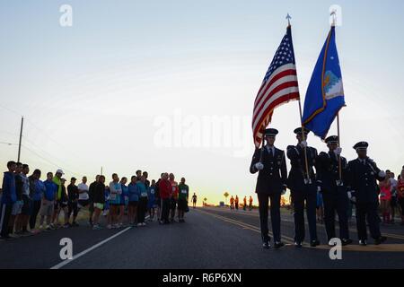 Laughlin's Guardia d'onore marche lontano dopo aver presentato i colori del Rio, Texas, 6 maggio 2017. La guardia d'onore ha presentato i colori prima di iniziare il 2017 Adventure Race, che comprendeva una tre-mile eseguire dal west gate di Laughlin Air Force Base, a venti miglia in bicicletta al Lago Amistad e a un miglio di fila. Foto Stock