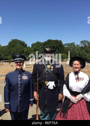 Il 28 maggio 2017, SMSgt Paula Goetz pone con due membri dei figli di unione veterani della guerra civile dopo aver eseguito per la cinquantanovesima Memorial Day Service al George C. Yount cimitero in Yountville, CA. SMSgt Goetz e SSgt Ciardelli's Memorial Day performance ha ispirato la conversazione e il collegamento con la comunità locale. Foto Stock