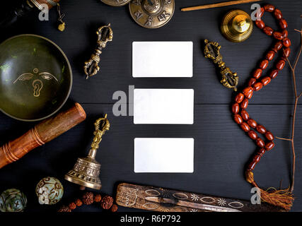 Bianco vuoto business cards nel mezzo di Asian oggetti religiosi Foto Stock