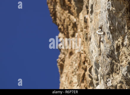 Old Hook e la superficie di un naturale grungy astratto di marmo su una parete rocciosa Foto Stock