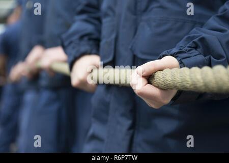 La guardia costiera cadetti dell'Accademia e il suo equipaggio dalla Guardacoste Barque Eagle preparare al raggio sulla linea durante cadet allenamento estivo a bordo di Eagle al largo delle coste del New England, 7 maggio 2017. Foto Stock