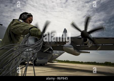 Il personale Sgt. Jaime Richardson-Granger, 71st Rescue Squadron loadmaster, fasci di un cavo di comunicazione durante la fase di avviamento del motore in maggio 31, 2017, a Moody Air Force Base, Ga. Le responsabilità variano a seconda del tipo di aereo, ma generalmente, loadmasters sono responsabili per la fase di pre-flight ispezioni degli aeromobili, carico e scarico di merci e conducendo in volo di liste di controllo. Foto Stock