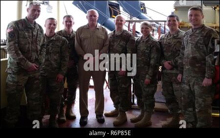 (Da sinistra a destra): Lt. Col. Andy Olson, Vice comandante, U.S. Esercito di ingegneri del distretto di Seattle, il cap. J.C. Vantland, Intern, Cap. Travis Emery, Intern, Stephen Holcroft, nave Master, il Mag. Ross Browning, Project Manager, Cap. Danielle Peterson, Intern, Cap. Concessione Wanamaker, Project Engineer e 1Lt. Sam Briscoe, Intern, posano per una fotografia sul Essayons dragare nave durante un sviluppo professionale sessione. Foto Stock
