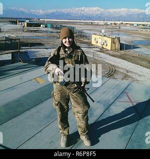 Il personale Sgt. Lacey Miller, Air National Guard's 2016 Eccezionale Airman dell'anno, in posa per una foto a Bagram Air Base, Afghanistan, Aprile 26, 2016 in cui lei è stato distribuito a sostegno del funzionamento della libertà Sentinel. Miller è assegnato al 290Comune di supporto di comunicazioni Squadron, Florida ANG, e fu scelto per l'onore tra tutte le junior arruolato aviatori nella Air National Guard. Foto Stock