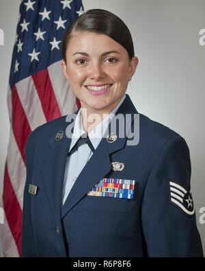 Il personale Sgt. Lacey Miller, Air National Guard's 2016 Eccezionale Airman dell'anno, in posa per una foto a base comune Andrews, Md., 31 maggio 2017. Miller è assegnato al 290Comune di supporto di comunicazioni Squadron, Florida ANG, e fu scelto per l'onore tra tutte le junior arruolato aviatori nella Air National Guard. Foto Stock