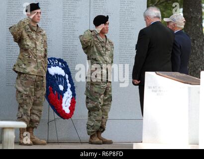 I soldati e i veterani del 3° Battaglione, 187th Reggimento di Fanteria, Rakkasans, rendere un omaggio come "TAP" è svolto il 18 maggio a Fort Campbell, Kentucky. "Tap" è stato riprodotto dopo una corona è stata posta in onore dei caduti Rakkasan soldati durante la Battaglia di Hamburger Hill a Hamburger Hill Memorial cerimonia. Foto Stock