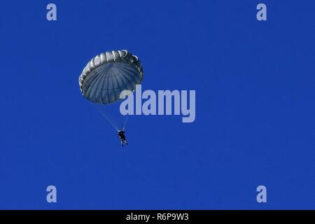 Un paracadutista dalla U.S. Esercito dell Alaska quarta brigata di fanteria combattere Team (airborne), venticinquesimo fanteria Divsion salta da un UH-60 Black Hawk elicottero sul Malemute zona di caduta sulla giunzione base Elmendorf-Richardson, Alaska, il 16 maggio 2017. Foto Stock