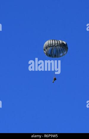 Un paracadutista dalla U.S. Esercito dell Alaska quarta brigata di fanteria combattere Team (airborne), venticinquesimo fanteria Divsion salta da un UH-60 Black Hawk elicottero sul Malemute zona di caduta sulla giunzione base Elmendorf-Richardson, Alaska, il 16 maggio 2017. Foto Stock