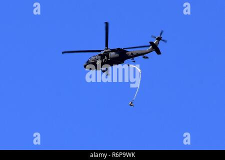 Paracadutisti da U.S. Esercito dell Alaska quarta brigata di fanteria combattere Team (airborne), venticinquesimo fanteria Divsion saltare da un UH-60 Black Hawk elicottero sul Malemute zona di caduta sulla giunzione base Elmendorf-Richardson, Alaska, il 16 maggio 2017. Foto Stock