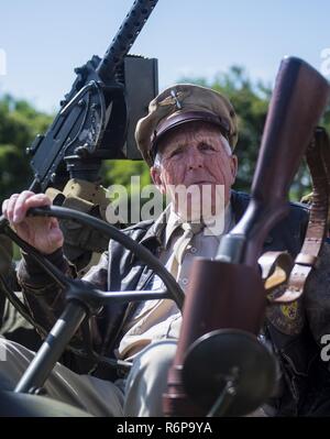 Douglas Ward, 305Gruppo di bombardamento veterano, ride a uno scherzo fatto durante un tour dell'aviosuperficie ha servito a Chelveston in Inghilterra, 27 maggio. Ward ha visitato il campo di aviazione per la prima volta poiché ha servito ci 75 anni prima. Foto Stock