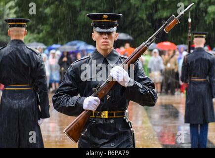 Tomba sentinelle del 3d U.S. Reggimento di Fanteria (la vecchia guardia) condurre una cerimonia del cambio della guardia presso la tomba del Milite Ignoto, il Cimitero Nazionale di Arlington, Virginia, 5 maggio 2017. Membri della vecchia guardia hanno custodita la tomba per ogni secondo di ogni giorno e indipendentemente dalle condizioni meteorologiche o di vacanze a partire dal mese di Aprile 6, 1948. Foto Stock