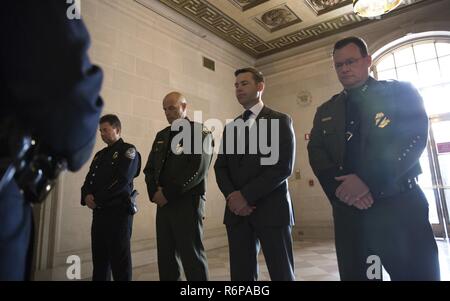 Fotografia storica di CBP Commissario Kevin K. McAleenan: U.S. Delle dogane e della protezione delle frontiere il Commissario facente funzione Kevin K. McAleenan, secondo da destra, E DEGLI STATI UNITI Delle dogane e della protezione delle frontiere che agiscono vice commissario Ronald D. Vitiello, la seconda da sinistra, un momento di pausa di silenzio dopo la collocazione di una corona in memoria dei caduti di Immigrazione e Naturalizzazione degli ispettori del servizio a un memoriale alloggiato in Agenzia per la tutela ambientale edificio in Washington, 12 maggio 2017. Stati Uniti Delle dogane e della protezione delle frontiere Foto Stock