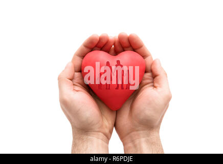 Cuore rosso con impressa la forma della famiglia nelle mani dell'uomo. Foto Stock