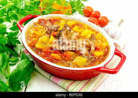 Ragù di carne e verdure nel braciere sul tovagliolo Foto Stock