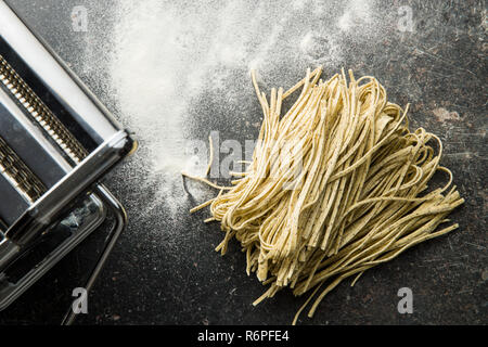 La pasta italiana i tagliolini al tartufo. Foto Stock