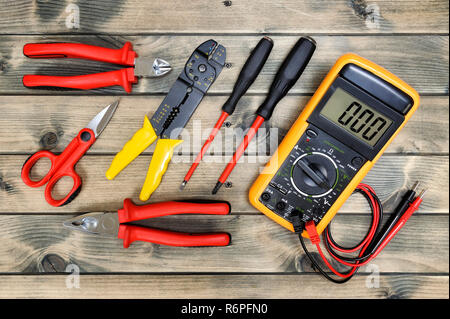 Su sfondo di legno. Foto Stock