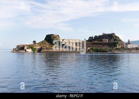 Il paesaggio dell'isola di Corfu Grecia dal mare. Foto Stock