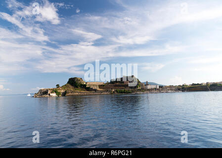 Il paesaggio dell'isola di Corfu Grecia dal mare. Foto Stock