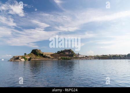 Il paesaggio dell'isola di Corfu Grecia dal mare. Foto Stock