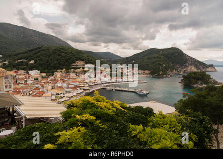 Vista dall'alto di Parga Grecia dal lato del castello. Foto Stock