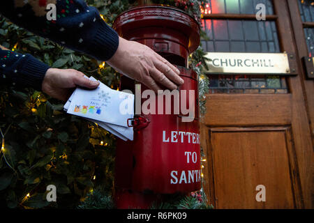 Una casella postale per lettere di Santa tra i 97 e gli alberi di Natale luci 21500 che compongono il display di festa al Churchill bracci in Kensington, London, precedendo la ufficiale passare il giovedì sera. Foto Stock