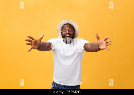Vieni tra le mie braccia. Ritratto di gioiosa cordiale e felice bello African American uomo con barba e capelli corti, sorridente largamente e tirando le mani verso la telecamera per esprimere un caloroso abbraccio o coccola. Foto Stock