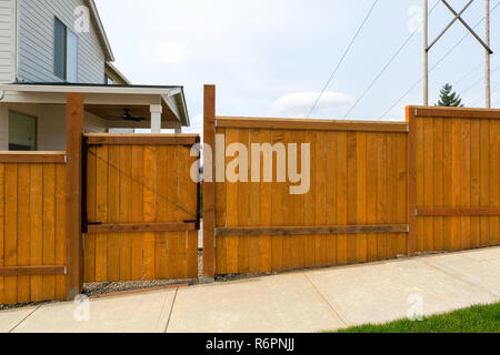 Casa cortile giardino recinto in legno con Gate Foto Stock