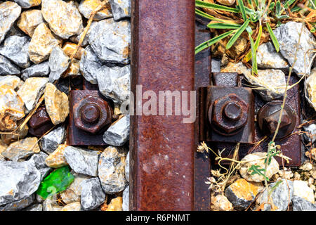 Trackbed con pietre di zavorra Foto Stock