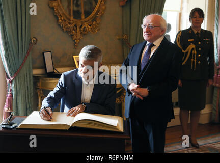 Il sindaco di Londra Sadiq Khan (sinistra) Firma il libro dei visitatori accanto al Presidente Michael D Higgins a Aras un Uachtarain nel Phoenix Park di Dublino, come parte della sua visita in Irlanda. Foto Stock