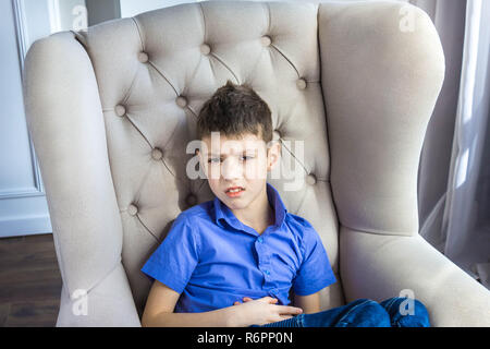 Scontenti teen boy seduti a casa Foto Stock