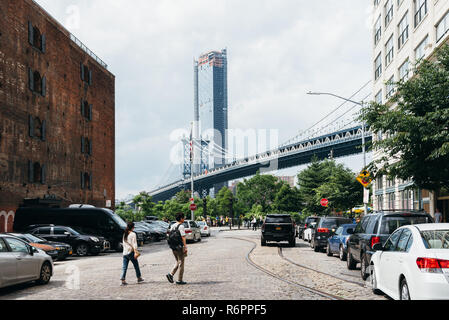 La città di New York, Stati Uniti d'America - 24 Giugno 2018: Manhattan Bridge da DUMBO di Brooklyn una giornata di sole di estate Foto Stock