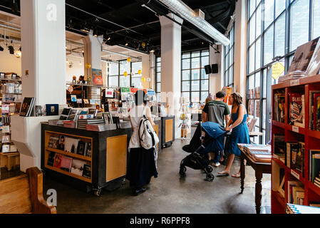 La città di New York, Stati Uniti d'America - 24 Giugno 2018: vista interna di Powerhouse Arena, hipster Bookstore di Brooklyn Foto Stock