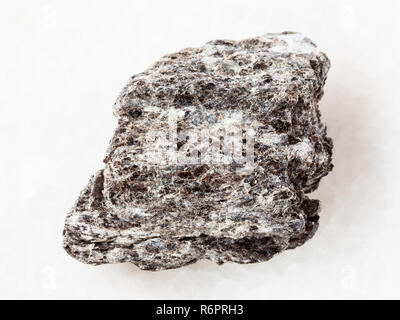 Pezzo di quarzo-biotite con pietra scistosa su bianco Foto Stock