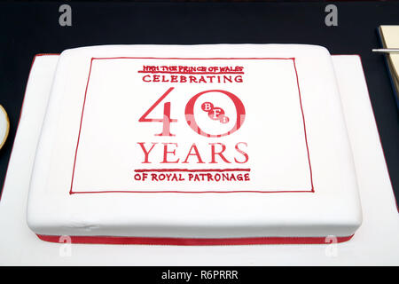 Una torta per commemorare il BFIs 40 anni di regio patronato durante una visita dal Principe di Galles, patrono del British Film Institute (BFI), al BFI Southbank di Londra. Foto Stock