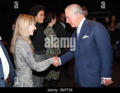 Il Principe di Galles, patrono del British Film Institute (BFI), incontra alumni da BFI Film Academy durante una visita BFI Southbank, Londra. Foto Stock