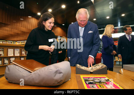 Il Principe di Galles, patrono del British Film Institute (BFI), guardando il materiale di archivio di attore Peter Sellers durante una visita BFI Southbank, Londra. Foto Stock