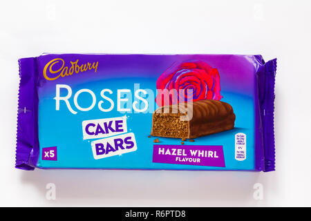 Pack di Cadbury Rose torta, barre hazel sapore vortice isolati su sfondo bianco Foto Stock