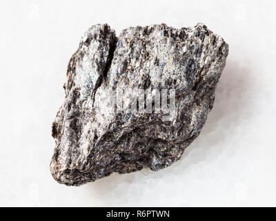 Materie di quarzo biotite con pietra scistosa su bianco Foto Stock