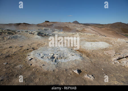 Piscine geotermali e rocce a Hverir, Namafjall, Islanda Foto Stock