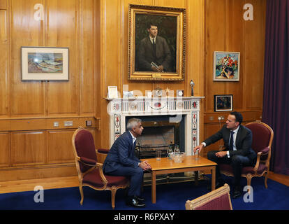 Il sindaco di Londra Sadiq Khan nel corso di un incontro con il Taoiseach Leo Varadkar presso gli edifici del governo di Dublino come parte della sua visita in Irlanda. Foto Stock