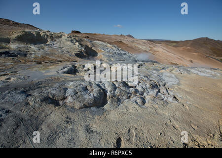 Piscine geotermali e rocce a Hverir, Namafjall, Islanda Foto Stock