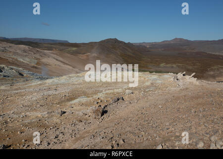 Piscine geotermali e rocce a Hverir, Namafjall, Islanda Foto Stock